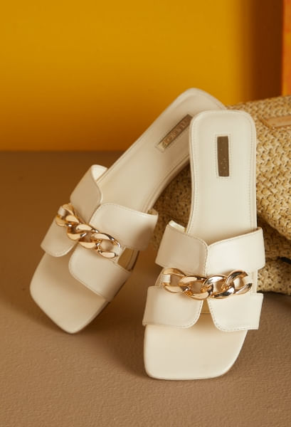Foto de sandalias planas para mujer con cadenas doradas