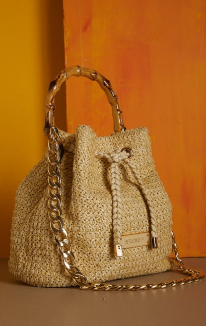 Bolso de mano en fibras orgánicas color beige con cadenas doradas de la colección color romance de la marca Studio F