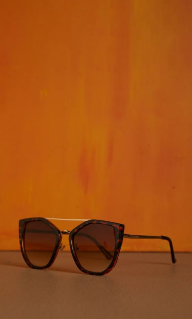 Foto de gafas de sol para mujer en fondo color naranja