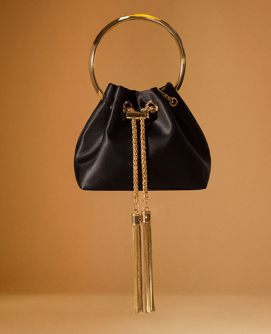 Bolso pequeño de manos color negro con cadena dorada de la marca Studio F 