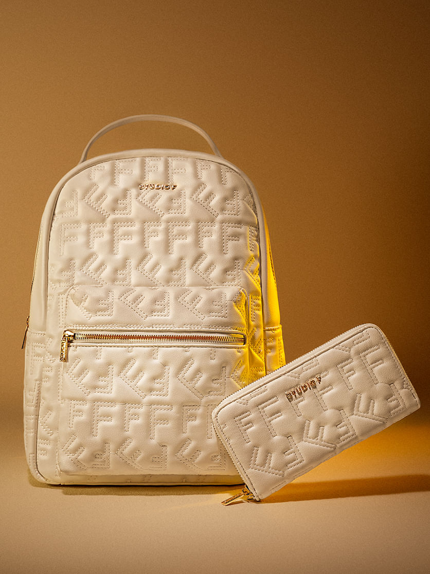 Bolso tipo morral blanco y billetera para mujer color blanco con herrajes dorados de la marca Studio F 
