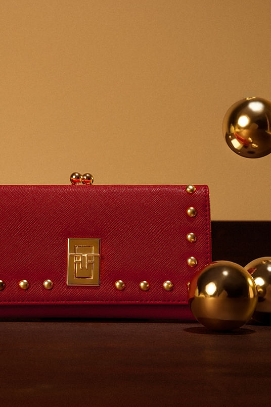 Billetera de mujer roja con taches dorados de la marca Studio F edición Navidad 