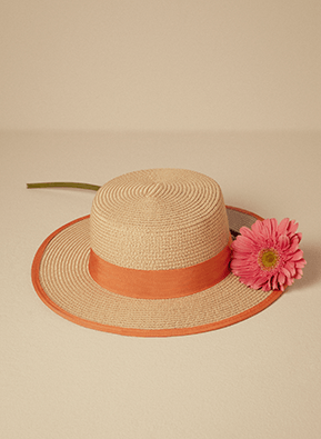 Foto de un sombrero tipo canotier para mujer con una flor encima 