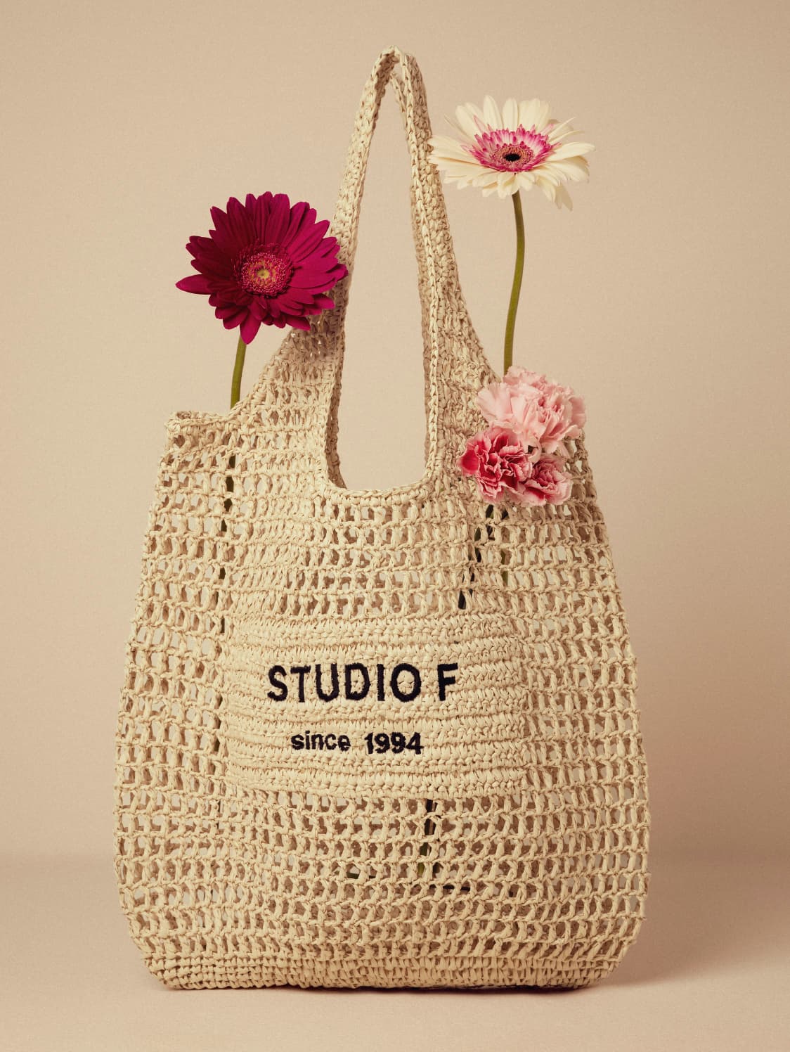 Bolsa de mano tejida en fibras naturales de la marca Studio F