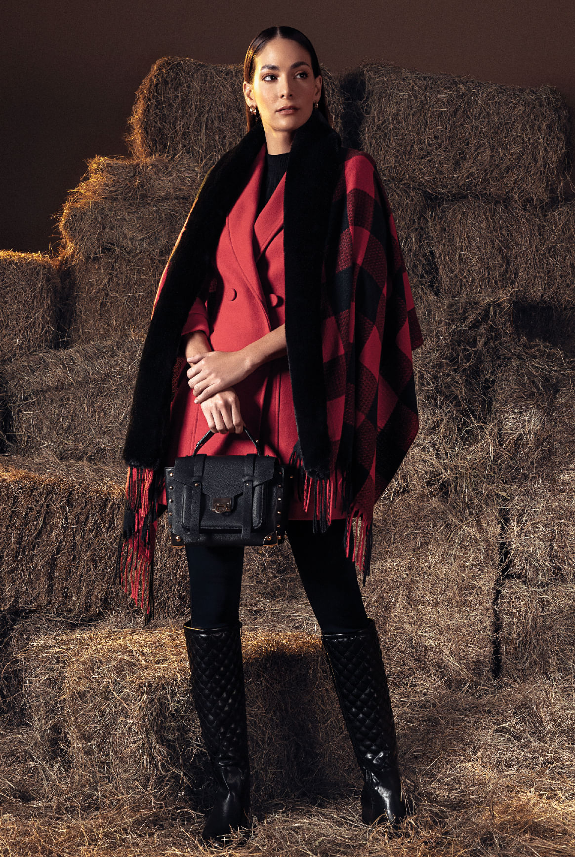 Fotografía de mujer en plano entero con blazer rojo, kimono rojo con cuadros negros, pantalón y botas caña alta negras, Studio F