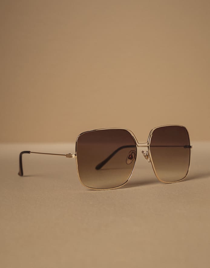 Foto de una gafa color café con marco ovalado  de la marca Studio F
