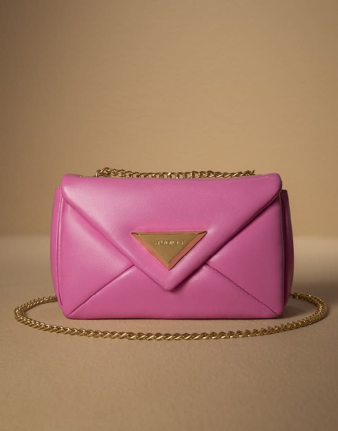 Bolso de hombro color rosado con cadenas doradas de la marca Studio F