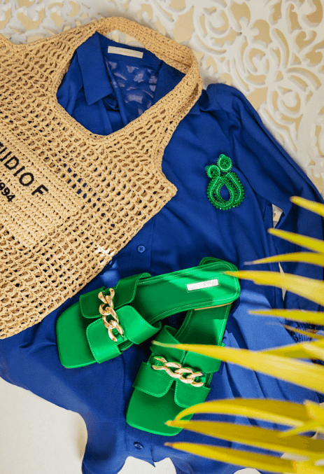 Foto bodegon de camisa azul klein , sandalias planas color verde y bolsa de compras en tejido