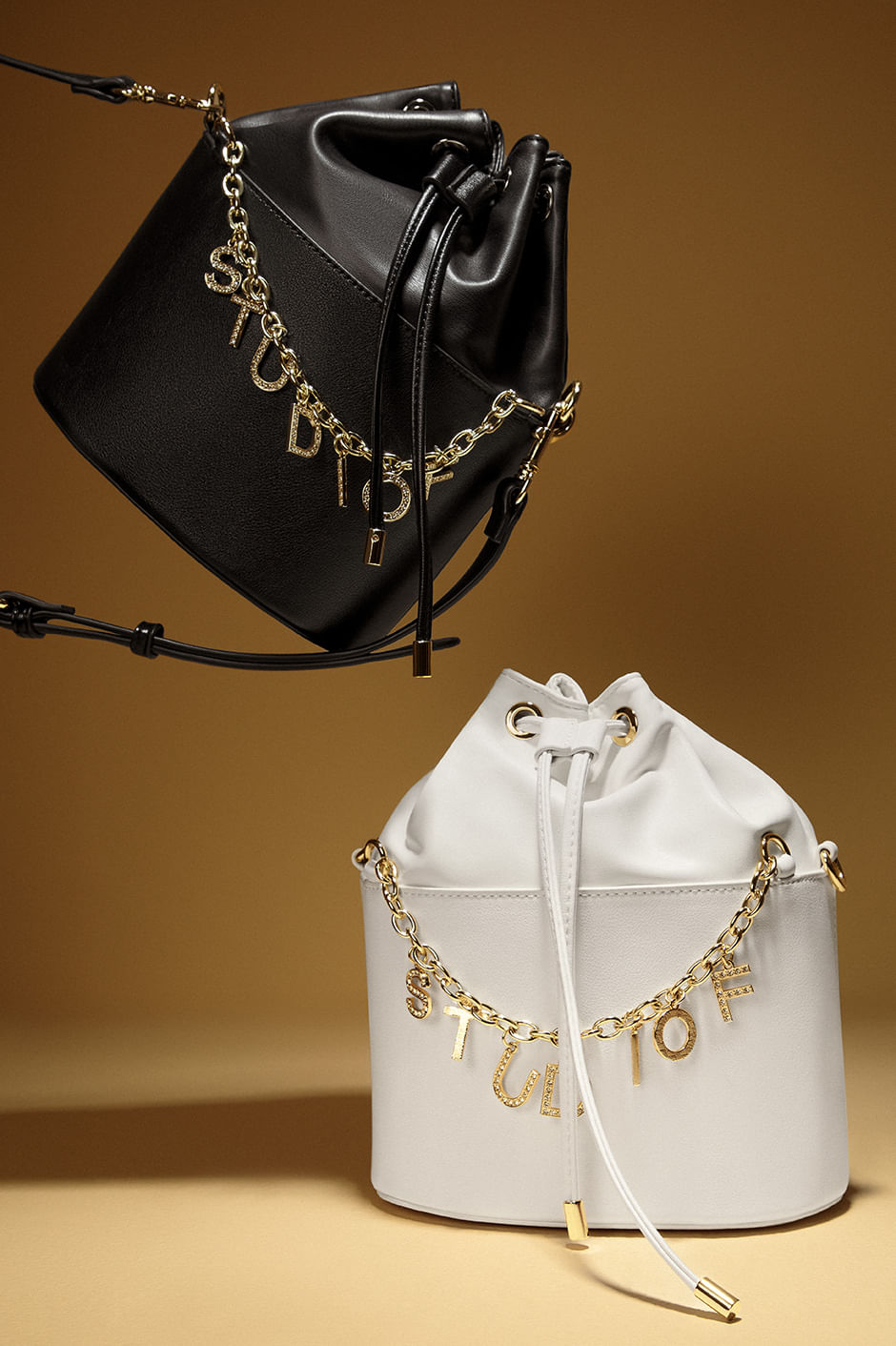 Foto de bolsas para mujer color negro y blanca con detalles dorados de la marca Studio F