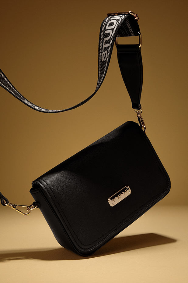 Foto de bolsa de mano color negro con detalles dorados de la marca Studio F