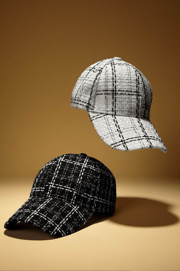 Foto de gorra negra y gorra blanca de la marca Studio F