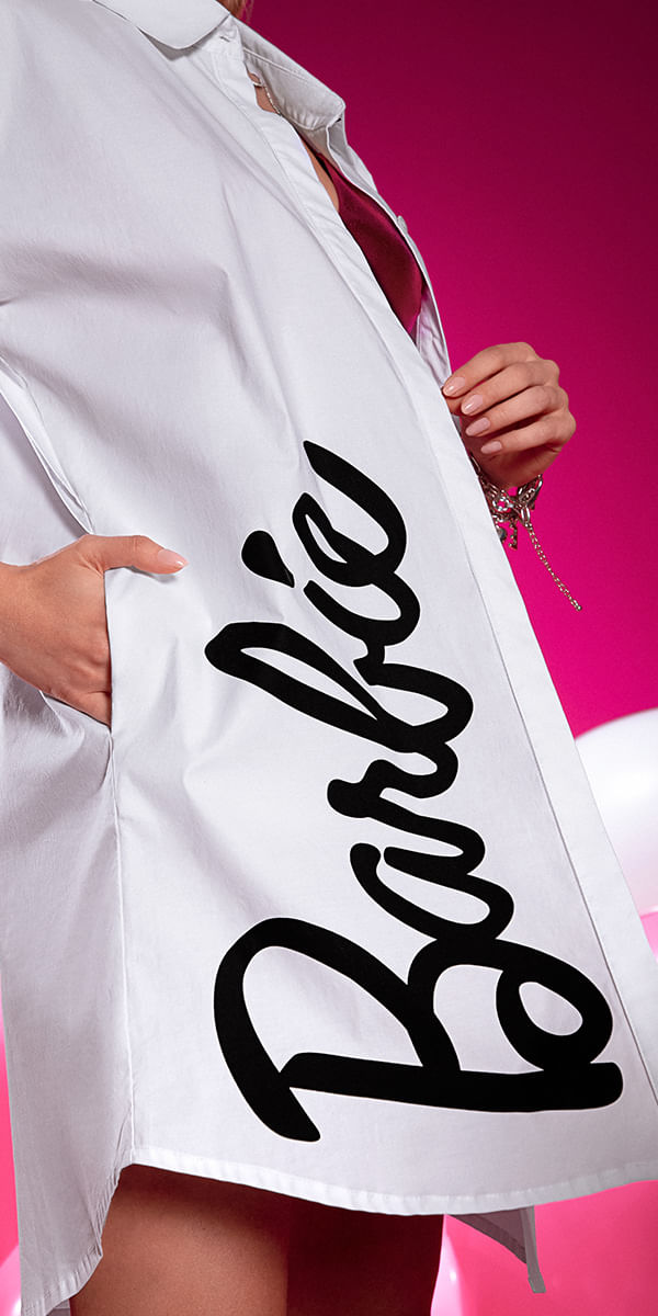 Foto en plano medio de mujer vistiendo bluson largo blanco con estampado de Barbie