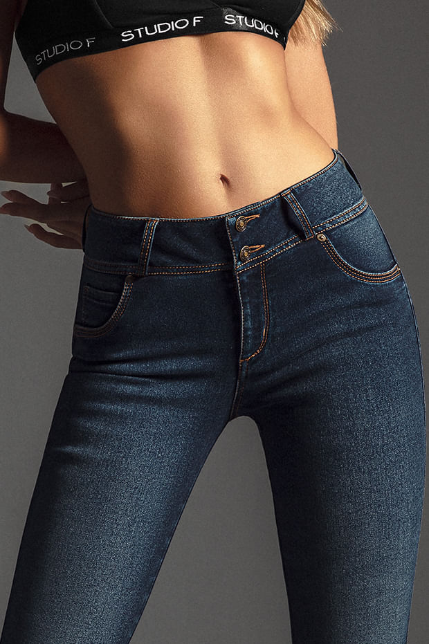Foto de mujer usando jean ajustado con dos botones de Studio F 