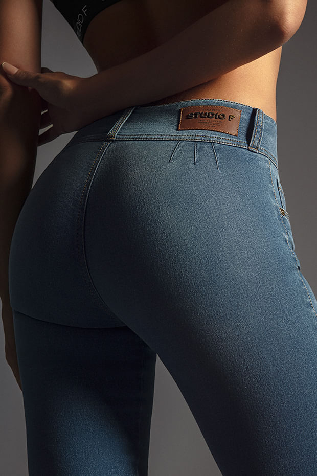 Foto de mujer de espalda usando jean ajustado de Studio F sin bolsillos traseros 