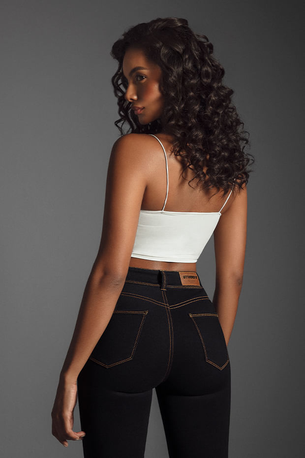 Foto de mujer de espalda usando crop top color blanco y jean Taylor con bolsillos traseros de Studio F  
