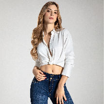 Foto de mujer usando jean crawford, pretina ancha sin bolsillos y tiro medio de la marca Studio F