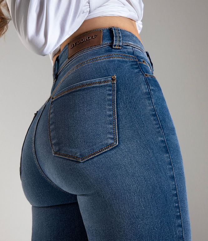 Foto de mujer de espalda usando jean ultra slim fit con 5 bolsillos, pretina angosta, tiro alto y bota super ajustada 