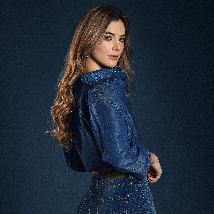 Foto de mujer de espaldas con blusa en denim, jean bota recta con 5 bolsillos, tiro alto y pretina angosta de la marca Studio F