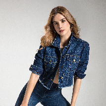 Foto plano americano de mujer usando chaqueta de jean con bolsillos, jean bota recta con tiro alto de la marca Studio F 