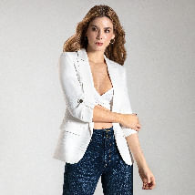 Foto en plano americano de mujer usando blazer blanco, crop top blanco cruzado y jean fit salma