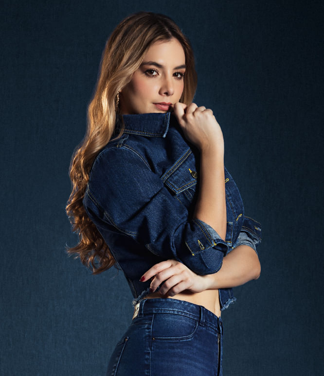 Foto en plano medio de mujer usando chaqueta de jean de la marca Studio F