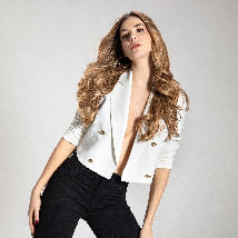 Mujer usando blazer blanco con botones dorados y jean taylor de la marca Studio F