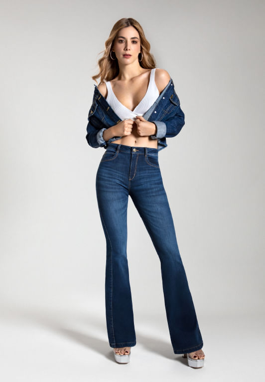 Modelo usando jean palazzo para mujer, crop top blanco de tiras y chaqueta de jean de la marca Studio F