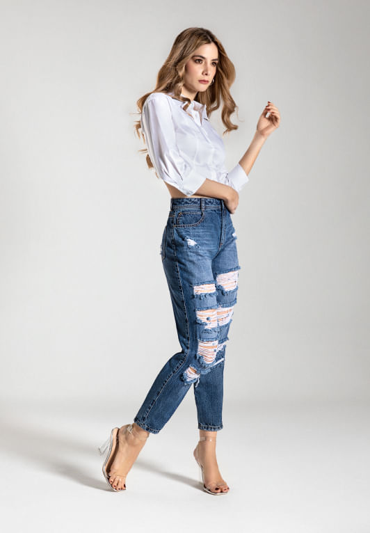 Modelo usando jeans boyfriend mujer, camisa blanca manga larga de la marca Studio F