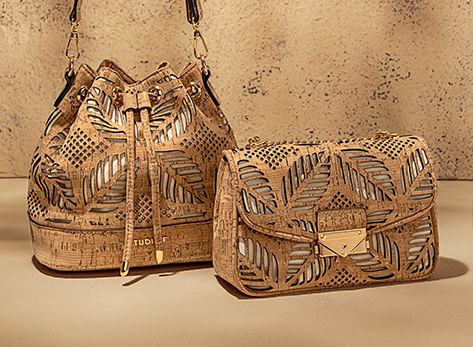 Foto de dos bolsas de mano pequeñas en material orgánico con cadena y hebilla dorada de la marca Studio F México