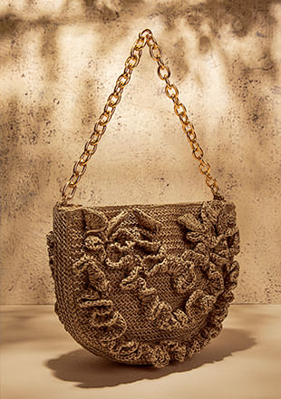Foto de bolsa de mano en fibras orgánicas color café con cadena dorada de la marca Studio F México