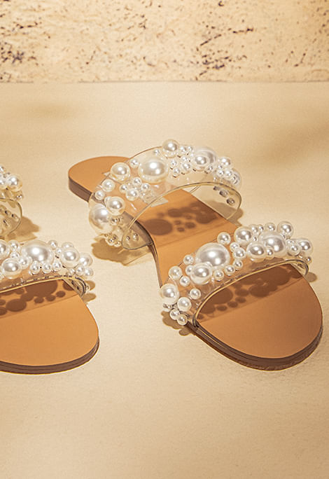 Foto de sandalias planas transparentes con perlas blancas de la marca Studio F México
