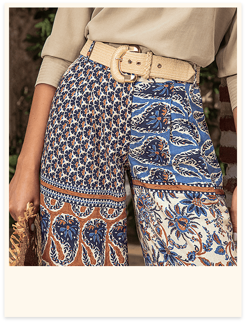 Foto en primer plano de pantalón estampado paisley con cinturón color beige 