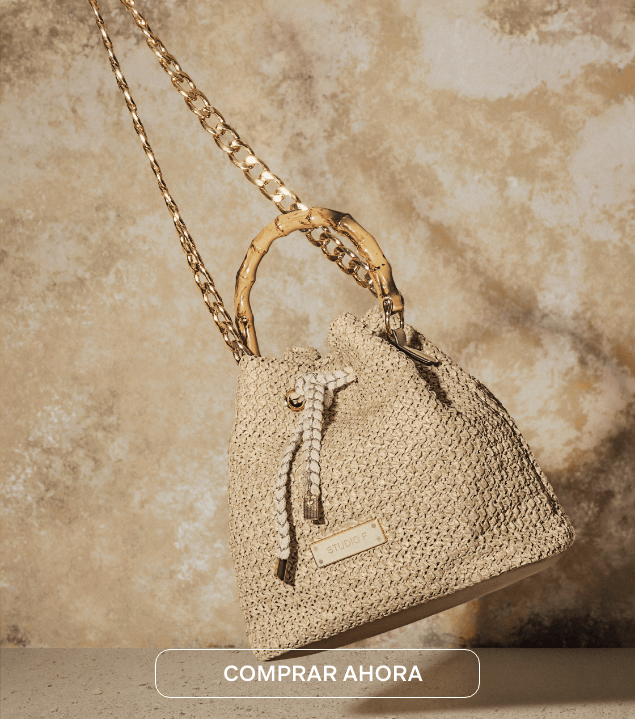 Bolsa de mano para mujer en fibra naturales con cadena dorada y aro de madera, colección Caribbean premium.