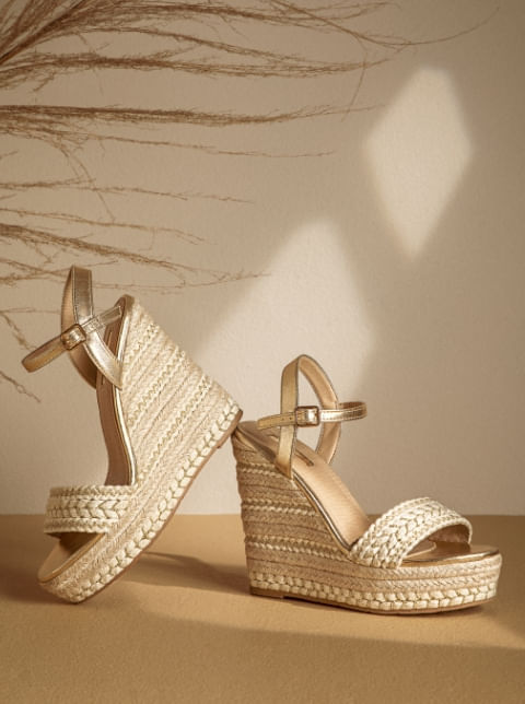Foto de sandalias en plataforma en fibras naturales color beige de la marca Studio F 