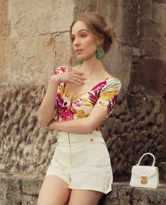 Mujer usando blusa manga corta de flores y short blanco de la colección dopamine blossom de studio f