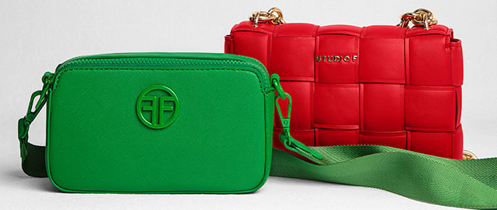 Bolsos manos libres verde con reata de STF y bolso rojo acolchado con cadena dorada en fondo blanco 