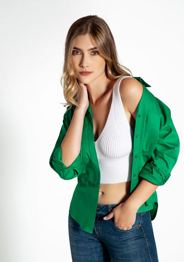 Foto de modelo mujer en plano americano, vistiendo blusa crop blanca y encima blusa camisera verde