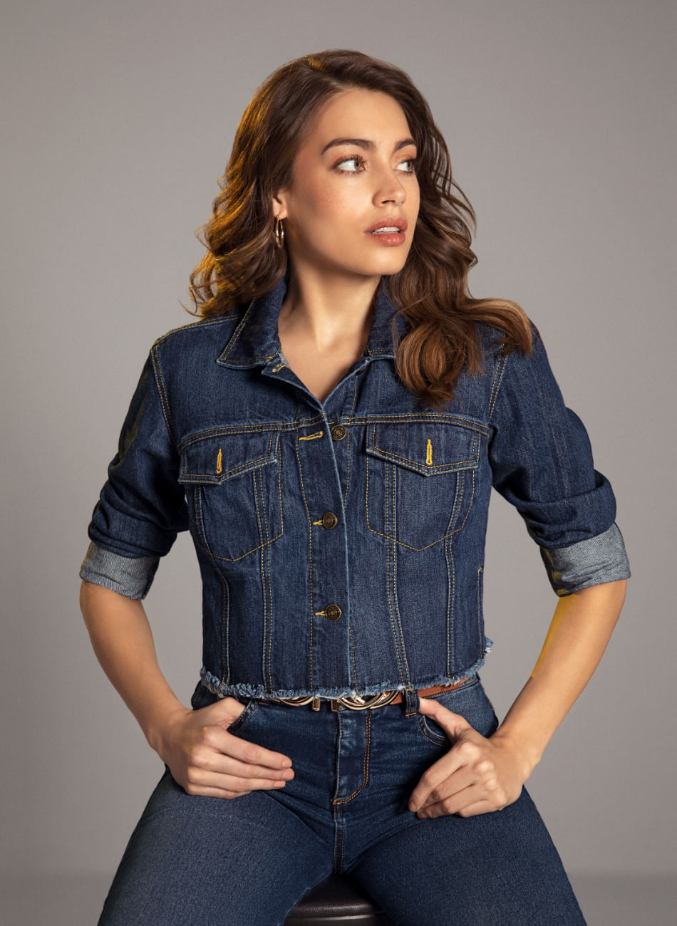 Modelo Laura Archbold usando chamarra denim y jean oscuro de la marca Studio F