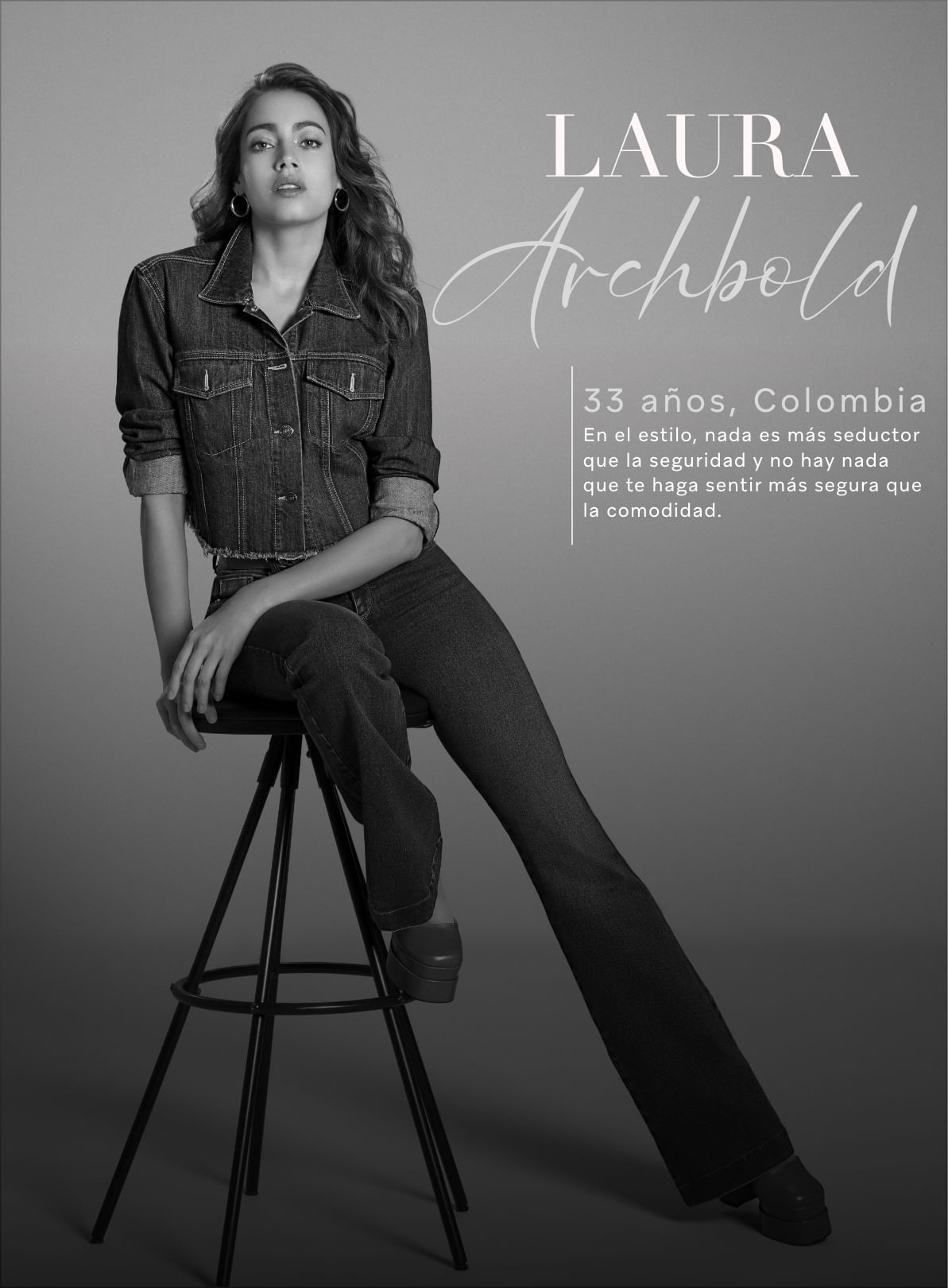 Laura Archbold sentada sobre una silla vistiendo total look denim: chamarra, jean, correa y zapatos de la marca Studio F
