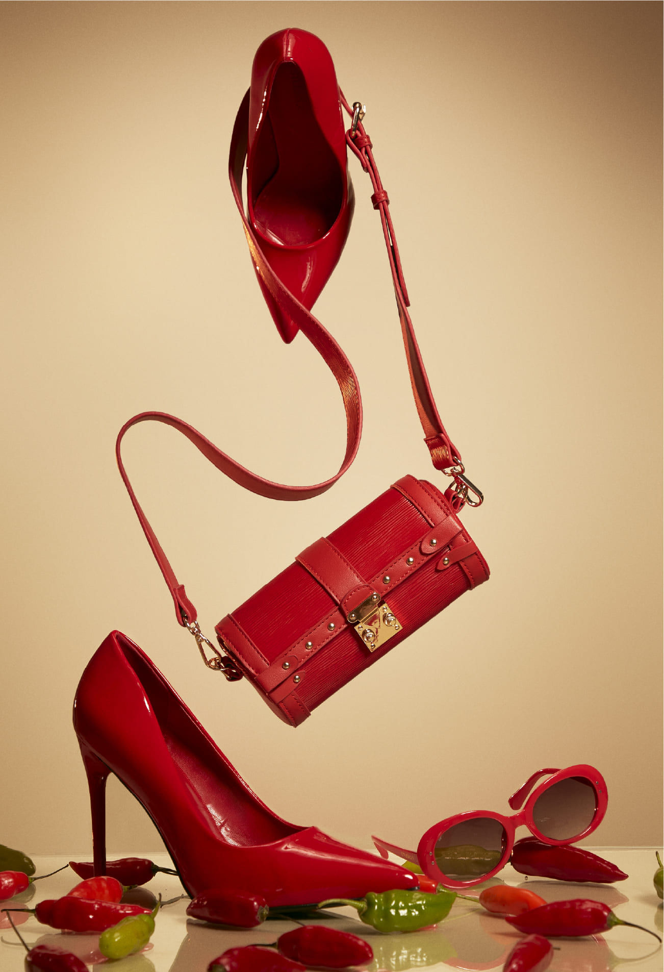 Zapatos cerrados en punta de tacón y cartera en color rojo y fondo nude