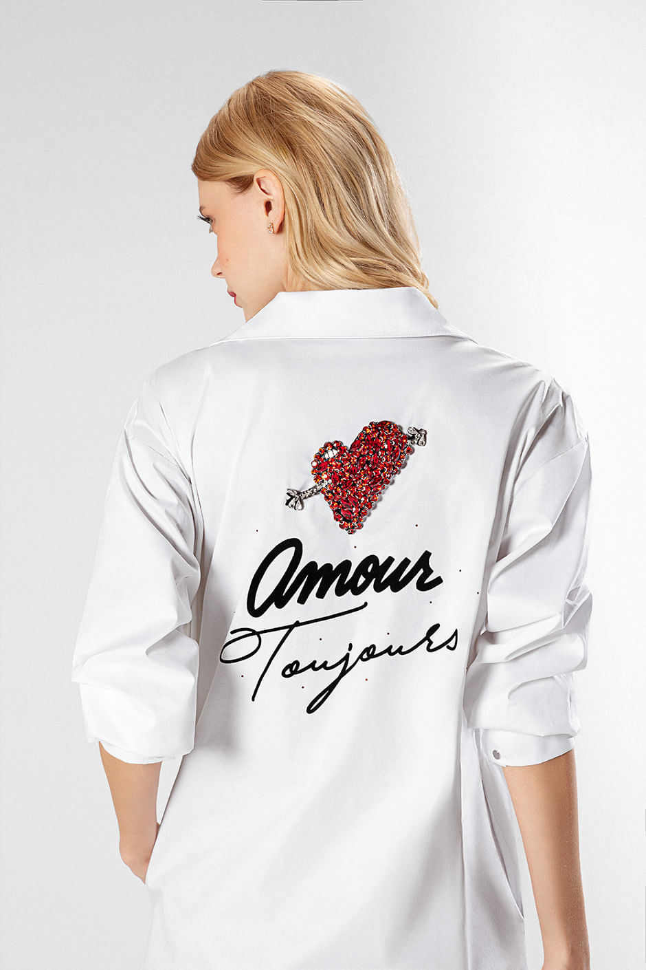 Foto de modelo de espalda usando vestido Studio F color blanco con estampado de corazón rojo y mensaje 