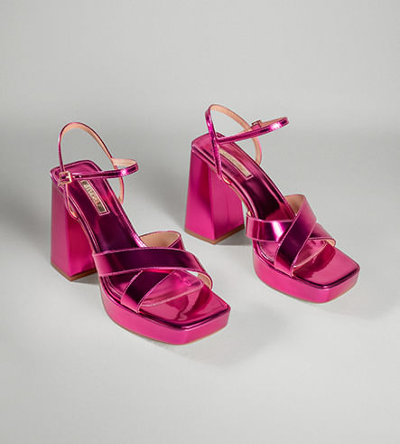 Sandalias de plataforma Studio F en color rosado metálico.