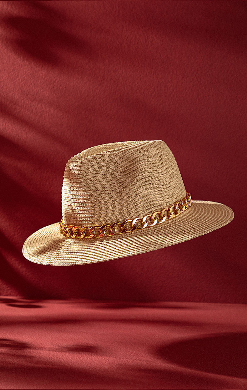 Foto de sombrero para mujer color beige con cadena dorada 