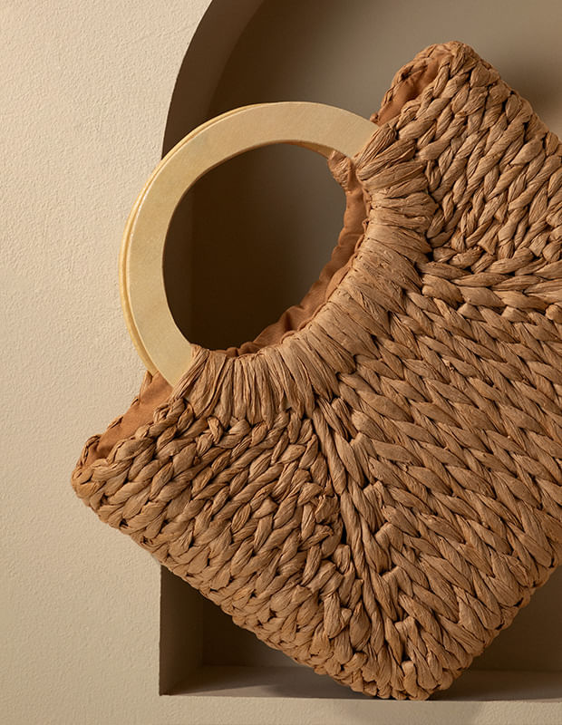 Foto de bolso de mano en fibras orgánicas en color beige con asa de madera 