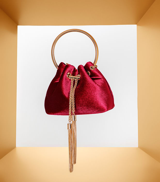 Foto de bolsa pequeña color rojo con asa dorada de Studio F