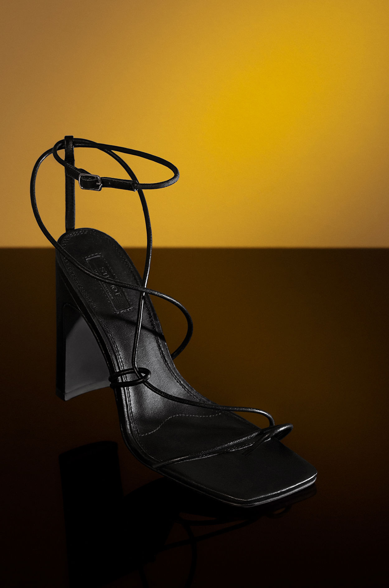 Foto de sandalia de tacón negra de la marca Studio F
