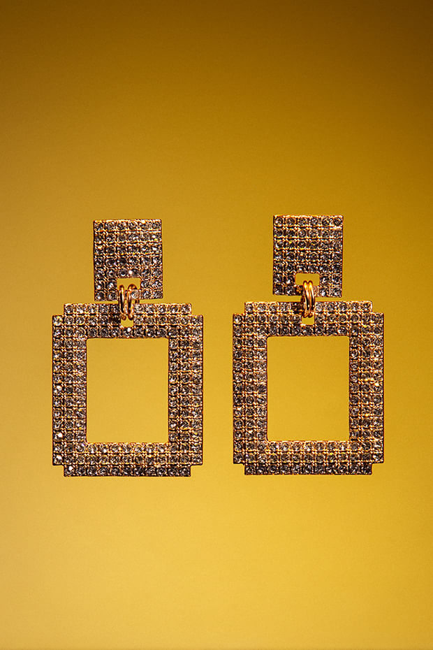 Foto de aretes dorados con brillantes de la marca Studio F